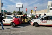 Aseguran dos taxis pirata en Periférico Ecológico taxis