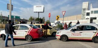 Aseguran dos taxis pirata en Periférico Ecológico taxis