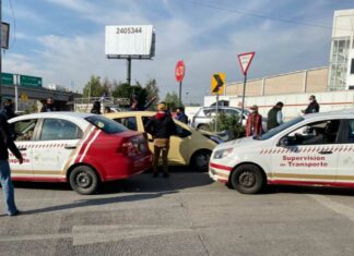 Aseguran dos taxis pirata en Periférico Ecológico taxis