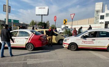 Aseguran dos taxis pirata en Periférico Ecológico taxis
