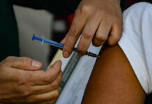 Aplicarán vacuna Pfizer a tamaulipecos en Texas 30 camiones con tamaulipecos salieron hacia la ciudad de Estados Unidos para recibir la vacuna de Pfizer contra el Covid-19.