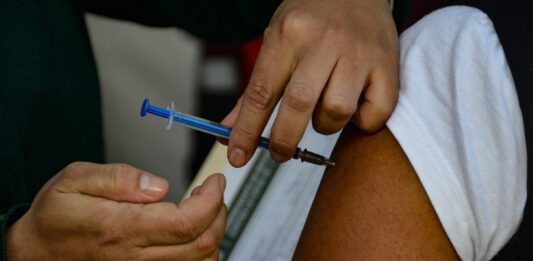 30 camiones con tamaulipecos salieron hacia la ciudad de Estados Unidos para recibir la vacuna de Pfizer contra el Covid-19.