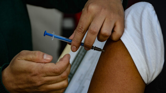vacuna 30 camiones con tamaulipecos salieron hacia la ciudad de Estados Unidos para recibir la vacuna de Pfizer contra el Covid-19.