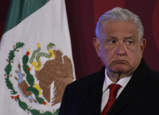 Revisará AMLO sueldos de embajadores y cónsules AMLO señaló que hay países donde el costo de vida es muy alto, y por ello, deben tener sueldos más altos que el suyo.