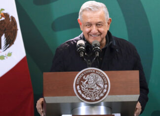 AMLO pide participar en consulta pese a veda AMLO destacó que la consulta es el método pacifico para que se expresen aquellos que están en desacuerdo con su gobierno.