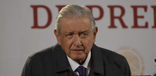 El viernes pasado AMLO reveló los supuestos ingresos del periodista Carlos Loret de Mola, quien ha sido un crítico de su administración. Foto: Es Imagen