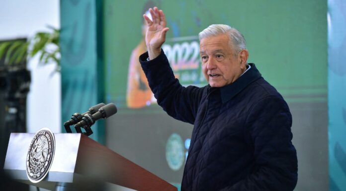AMLO envía carta al INAI para conocer ingresos de Loret AMLO reiteró que los periodistas deben de dar a conocer cuánto ganan, esto pese a que organizaciones le han pedido frenar sus comentarios.