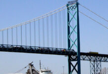 Policía canadiense desaloja protestas del puente Ambassador Ambassador