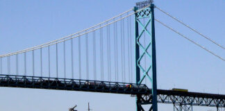 Policía canadiense desaloja protestas del puente Ambassador Ambassador