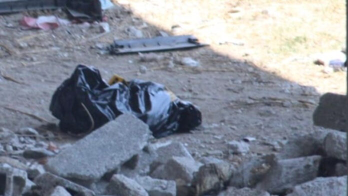 BOLSA Tras recibir el reporte al 911, uniformados se trasladaron al lugar y confirmaron que dentro de la bolsa había restos humanos. Foto: Especial