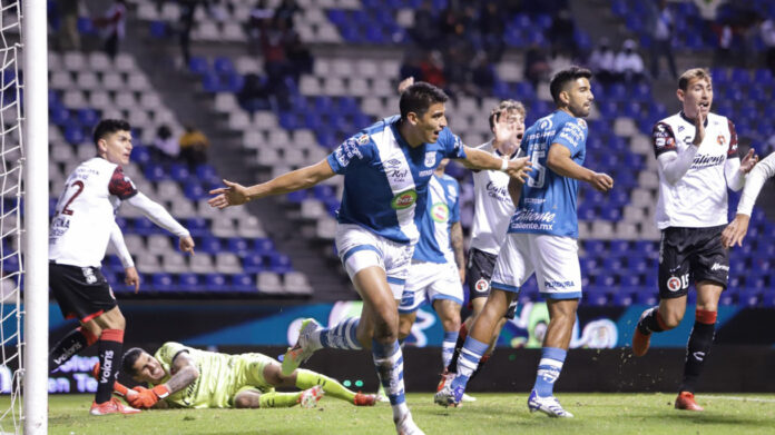 Club-Puebla Para este duelo, el Club Puebla ya contará con sus dos estrellas: el paraguayo Anthony Silva y el chileno Pablo Parra. Foto: Es Imagen