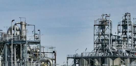 Construirán hospital en terreno de refinería fallida de Calderón