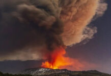 ¡Espectacular! así fue la erupción de Etna en Italia El volcán Etna en la isla italiana de Sicilia tuvo una erupción de su cráter sureste dejando una lluvia de ceniza y una espectacular imagen.