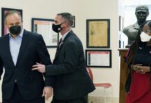 Evacúan a esposo de Kamala Harris por amenaza en escuela Evacúan a esposo de Kamala Harris por amenaza en escuela