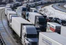 GM, Toyota y Ford bajan producción por protesta en puente Ambassador Ford informó que registro reducción en la producción de sus plantas de Windsor y Oakville, otra ciudad canadiense.