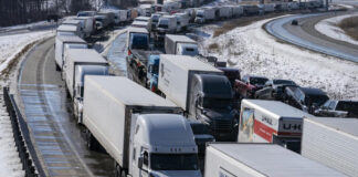 GM, Toyota y Ford bajan producción por protesta en puente Ambassador Ford informó que registro reducción en la producción de sus plantas de Windsor y Oakville, otra ciudad canadiense.
