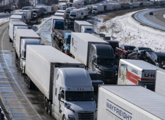 GM, Toyota y Ford bajan producción por protesta en puente Ambassador Ford informó que registro reducción en la producción de sus plantas de Windsor y Oakville, otra ciudad canadiense.