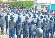 Integrantes del CNTE y policías se enfrentan en Michoacán Intengrantes del CNTE y policías se enfrentan en Michoacán