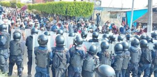 Integrantes del CNTE y policías se enfrentan en Michoacán Intengrantes del CNTE y policías se enfrentan en Michoacán