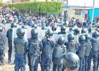 Integrantes del CNTE y policías se enfrentan en Michoacán Intengrantes del CNTE y policías se enfrentan en Michoacán