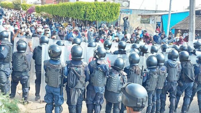 Intengrantes del CNTE y policías se enfrentan en Michoacán