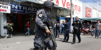 Realizan operativo en La Fayuca; locatarios sacan palos y piedras Cuando los uniformados llegaron a La Fayuca, locatarios los recibieron con palos y piedras para impedir el decomiso de sus productos. Foto: Es Imagen // Ilustrativa