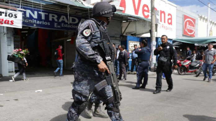 La-fayuca Cuando los uniformados llegaron a La Fayuca, locatarios los recibieron con palos y piedras para impedir el decomiso de sus productos. Foto: Es Imagen // Ilustrativa