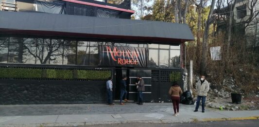 Los propietarios del Mouline Rouge deberán pagar una multa por incumplir la norma para negocios de este tipo.