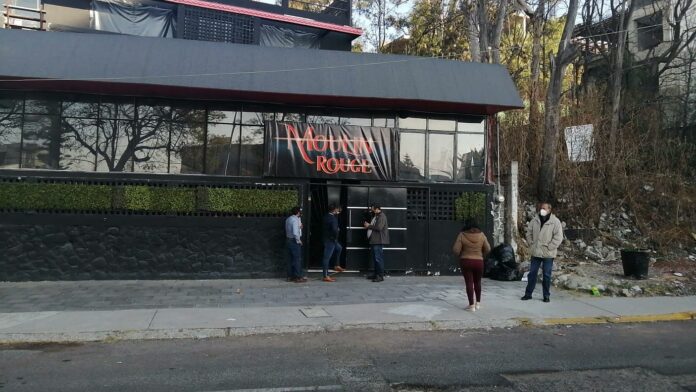Mouline-Rouge Los propietarios del Mouline Rouge deberán pagar una multa por incumplir la norma para negocios de este tipo.
