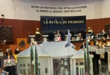 Panistas increpan a Morenistas con maqueta de casa del hijo de AMLO Panistas increpan a Morenistas con maqueta de casa del hijo de AMLO