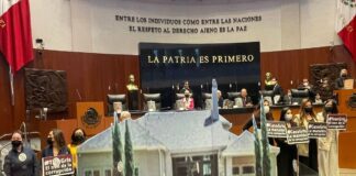 Panistas increpan a Morenistas con maqueta de casa del hijo de AMLO Panistas increpan a Morenistas con maqueta de casa del hijo de AMLO