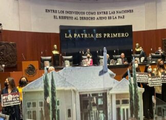 Panistas increpan a Morenistas con maqueta de casa del hijo de AMLO Panistas increpan a Morenistas con maqueta de casa del hijo de AMLO