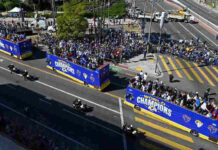 Rams celebran triunfo en Súper Bowl con desfile Desde autobuses techo, los aficionados de los Rams vitorearon a Matthew Stafford, Cooper Kupp, Aaron Donald y al resto del equipo campeón.