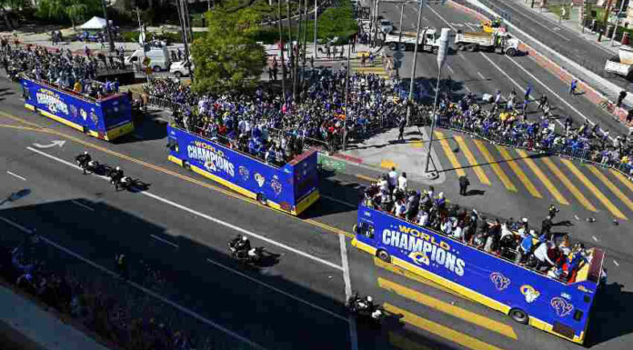 Rams celebran triunfo en Súper Bowl con desfile Desde autobuses techo, los aficionados de los Rams vitorearon a Matthew Stafford, Cooper Kupp, Aaron Donald y al resto del equipo campeón.