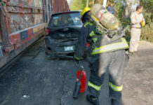 Tren arrolla dos automóviles en Bulevar 18 de noviembre Agentes Bomberos atendieron el accidente entre el tren y los automovilistas. Solo reportaron daños materiales. Foto: Twitter