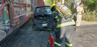 Tren arrolla dos automóviles en Bulevar 18 de noviembre Agentes Bomberos atendieron el accidente entre el tren y los automovilistas. Solo reportaron daños materiales. Foto: Twitter