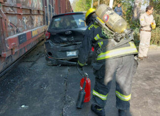 Tren arrolla dos automóviles en Bulevar 18 de noviembre Agentes Bomberos atendieron el accidente entre el tren y los automovilistas. Solo reportaron daños materiales. Foto: Twitter