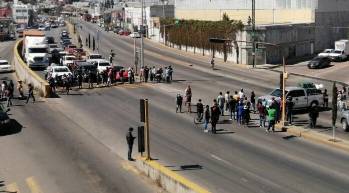 Manifestantes bloquean carretera federal a Atlixco