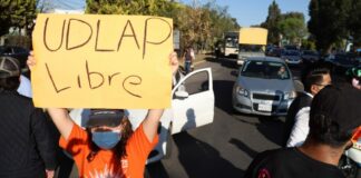 Alumnos de la UDLAP realizan cierre parcial de Recta a Cholula