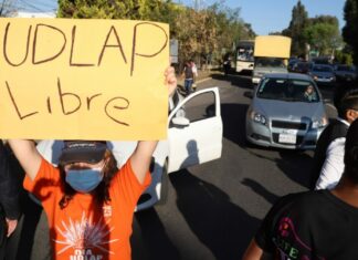 Alumnos de la UDLAP realizan cierre parcial de Recta a Cholula