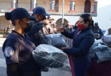 Entrega Irene Olea uniformes a policías de Seguridad Pública