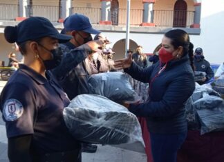 Entrega Irene Olea uniformes a policías de Seguridad Pública