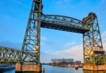 Desarman puente de Rotterdam para que pase el yate de Jeff Bezos