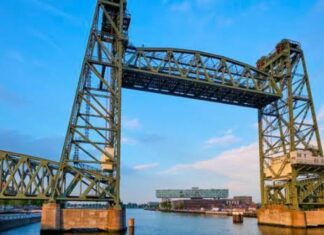 Desarman puente de Rotterdam para que pase el yate de Jeff Bezos