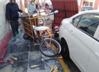 Conductor embiste a tamalera en San Pedro Cholula