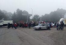 Bloquean carretera La Cumbre-Zacapoaxtla ante inseguridad