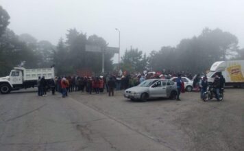 Bloquean carretera La Cumbre-Zacapoaxtla ante inseguridad