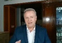 ¡Suelo! Se cae Gilberto Lozano en plena transmisión contra AMLO