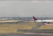 Avión sufre pinchadura durante el despegue en el AICM