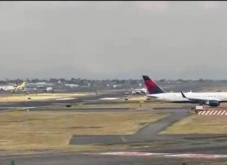 Avión sufre pinchadura durante el despegue en el AICM